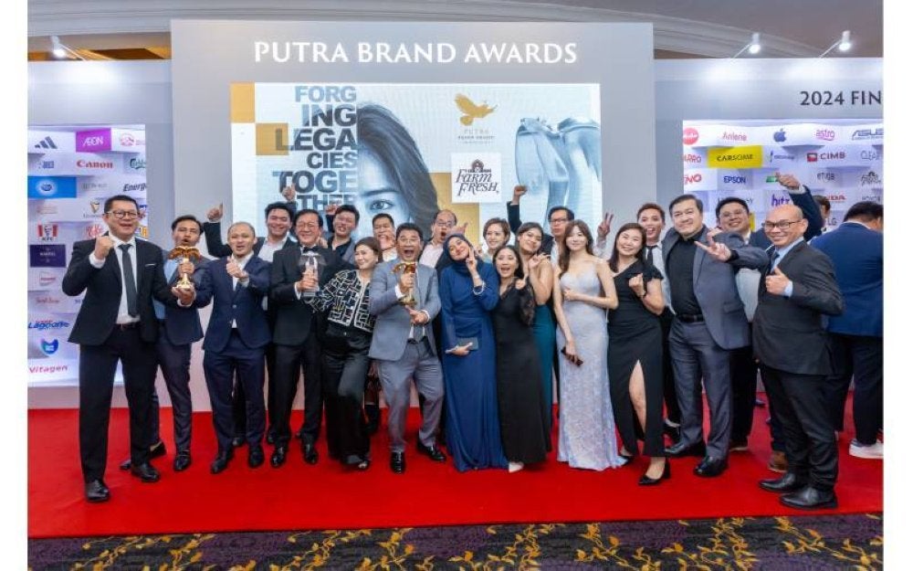 Wakil-wakil Farm Fresh Bersama piala-piala kemenangan mereka di Malam Gala Putra Brand Awards 2024.