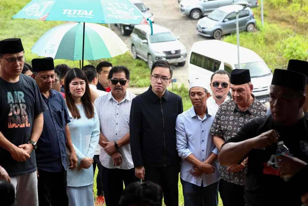 Antara pemimpin yang hadir pada pengebumian ADUN Sungai Sibuga di Tanah Perkuburan Islam Taman Bintang Baru Rancangan Sungai Manila pada Isnin. Foto Bernama