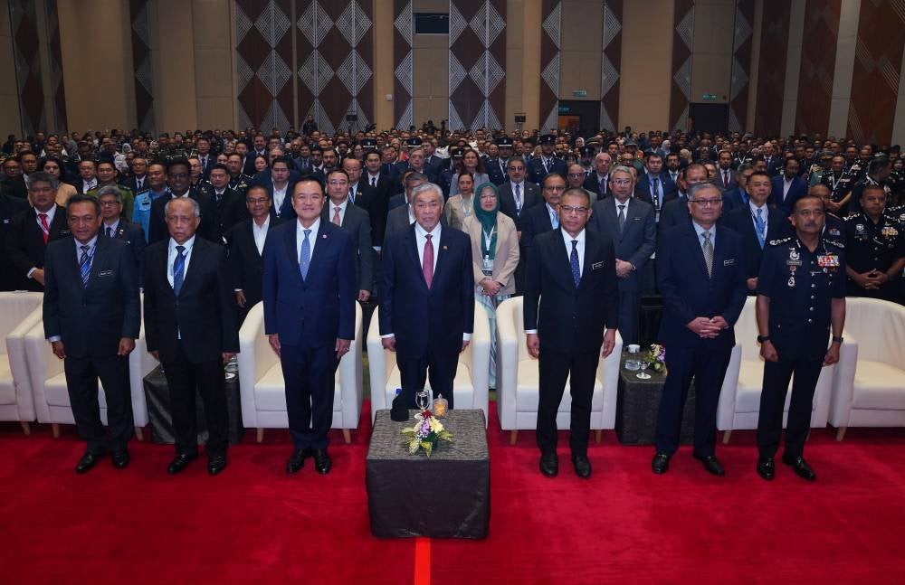 
Ahmad Zahid (tengah), dan Saifuddin (lima dari kiri) bersama tetamu yang hadir pada AISSE’25 di Pusat Konvensyen Antarabangsa Putrajaya (PICC) pada Isnin.
