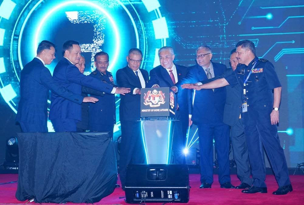 Ahmad Zahid (empat dari kanan) dan Saifuddin (lima dari kanan) melancarkan Ekspo dan Sidang Kemuncak Keselamatan Antarabangsa Asia 2025 (AISSE’25) di Pusat Konvensyen Antarabangsa Putrajaya (PICC) pada Isnin.