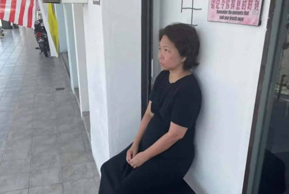 Ling Siew Siew yang mempunyai masalah gangguan mental kali terakhir dilihat keluar dari rumah di Taman Bingang, Sitiawan memandu sebuah kereta jenis Perodua Axia berwarna biru dengan nombor pendaftaran AMV 5568.