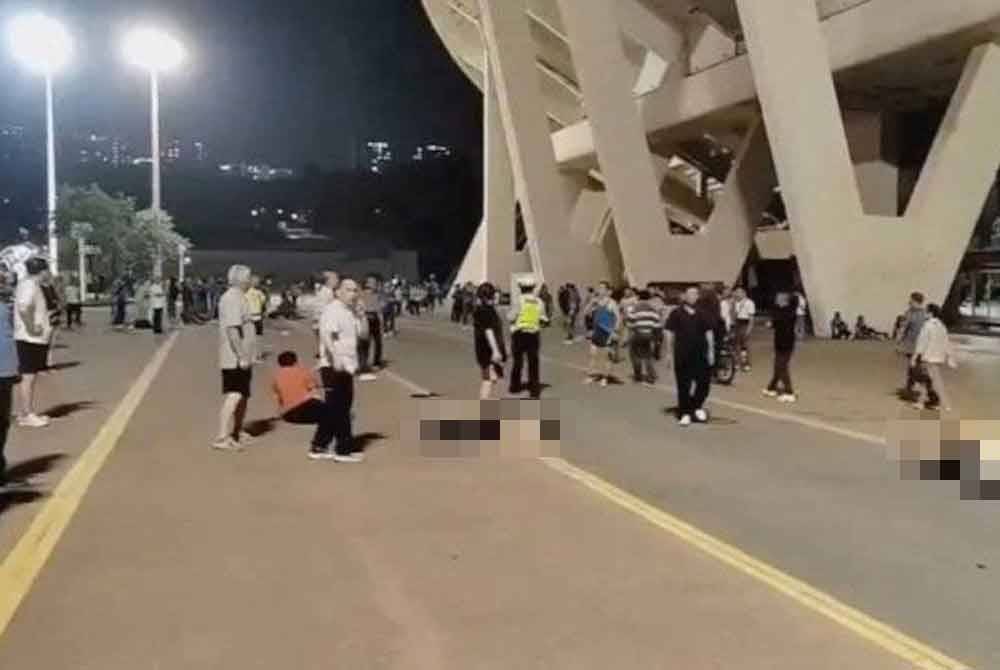 Imej pegun yang diambil daripada video media sosial menunjukkan orang ramai cedera terbaring di jalan selepas seorang lelaki memandu kenderaannya merempuh sekumpulan orang ramai di luar pusat sukan, di Zhuhai, China. Foto Reuters