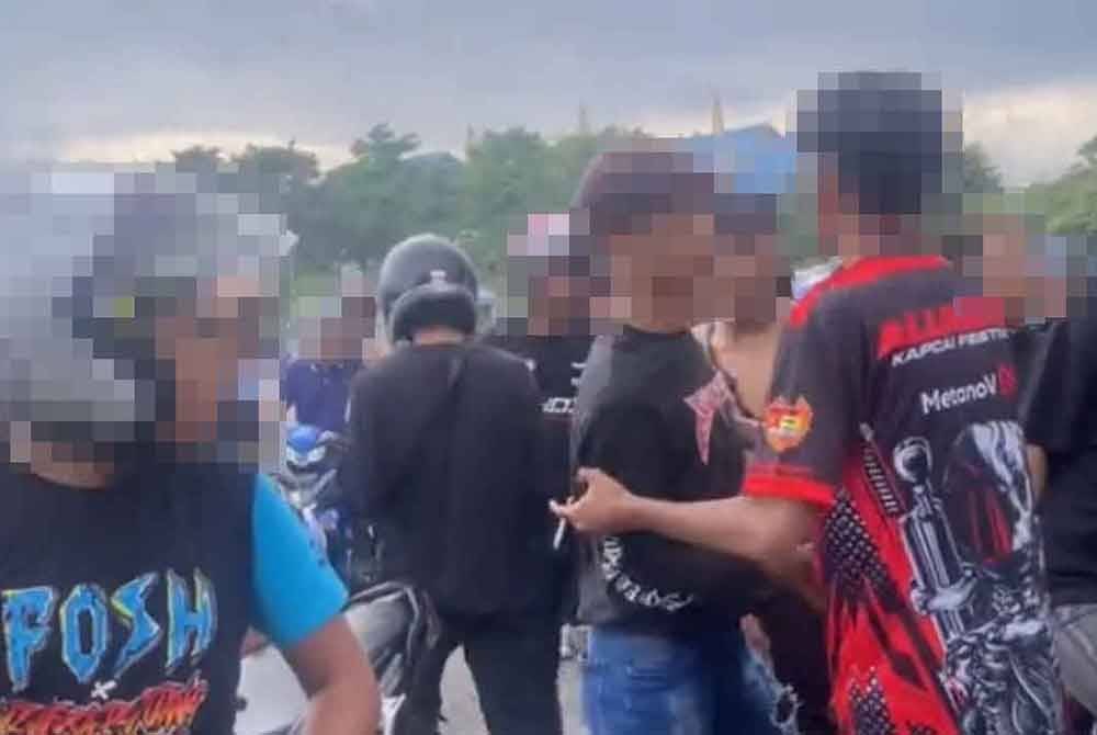 Video tular memaparkan sekumpulan penunggang motosikal sedang bertengkar.