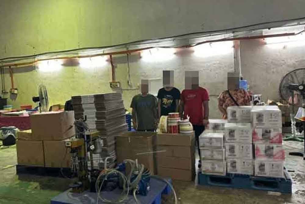 Sebahagian barangan seludup dirampas dan beberapa PATI ditahan.