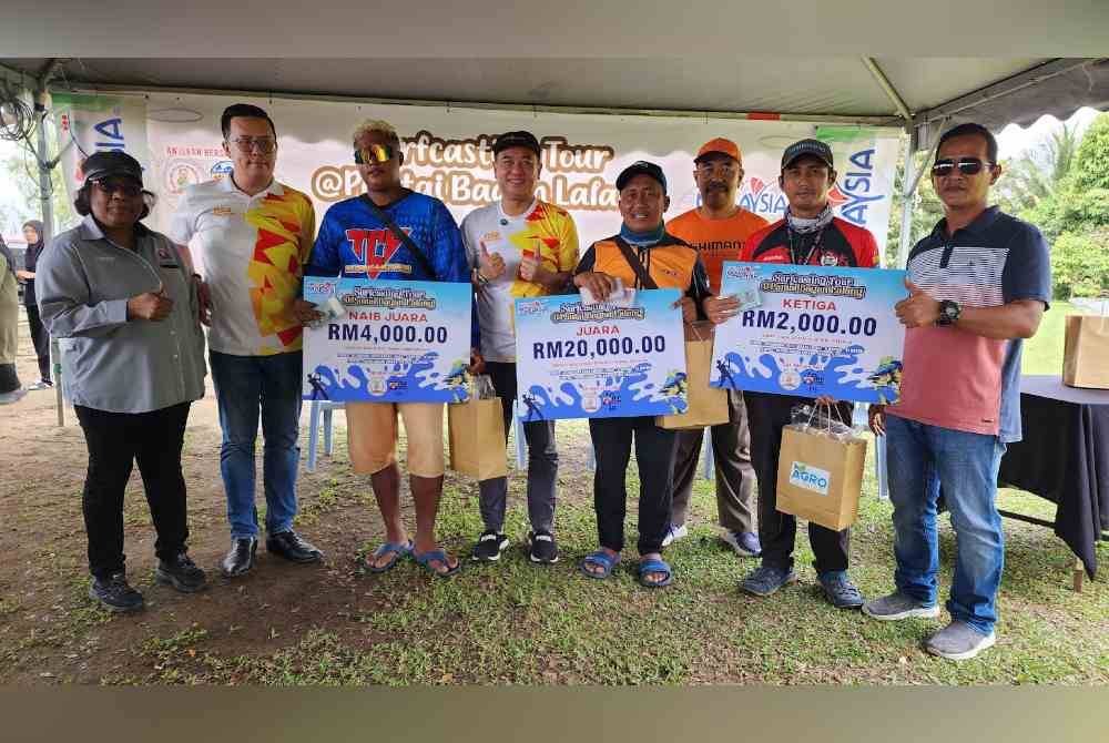 Kian Keong (empat dari kiri) bersama pemenang pertandingan memancing Cuti-Cuti Malaysia Surfcasting Tour@Bagan Lalang yang berlangsung di Pantai Bagan Lalang pada Ahad.