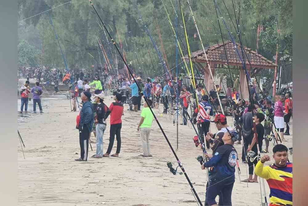 Sebahagian daripada peserta yang mengambil bahagian dalam acara Cuti-Cuti Malaysia Surfcasting Tour@Bagan Lalang pada Ahad.