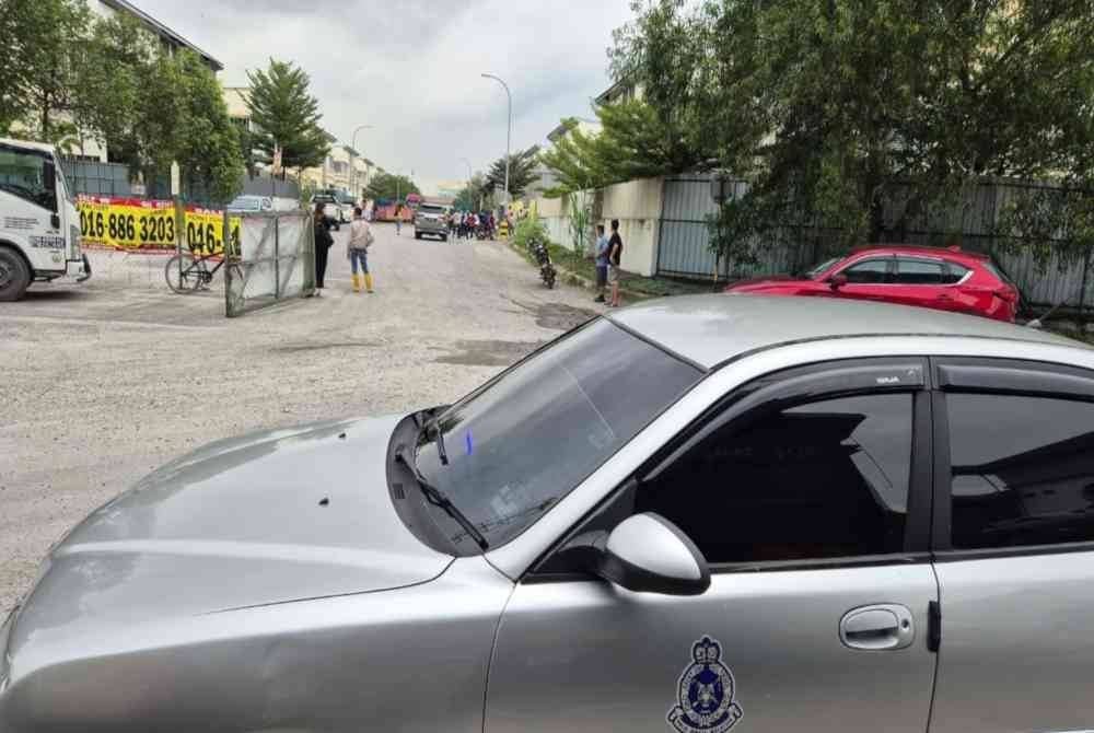 Anggota polis menjalankan pemantauan di sekitar lokasi kejadian pada Isnin.