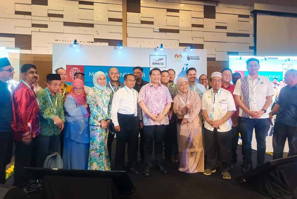 Rafizi (tengah) bergambar bersama hadirin selepas selesai sesi dialog di sebuah hotel Alor Setar pada petang Isnin.