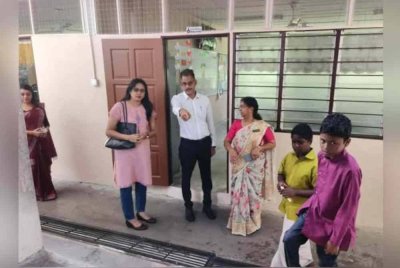 Papparaidu ketika mengadakan lawatan ke Sekolah Jenis Kebangsaan Tamil Ladang Batu Ampat, Klang selepas insiden siling sekolah itu runtuh pada Disember lalu.