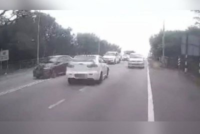 Lelaki yang dipercayai memandu melawan arus sehingga menyebabkan kemalangan dengan tiga kenderaan lain di Jalan Chain Ferry di sini pada Sabtu lepas ditahan polis petang semalam. Foto tular