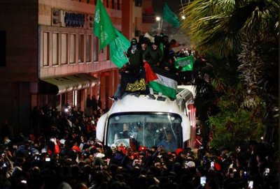 Sebuah bas yang membawa tahanan Palestin yang dibebaskan berlepas dari penjara tentera Israel, Ofer, berhampiran Ramallah, di Tebing Barat yang diduduki Israel pada awal pagi Isnin. Gambar Reuters