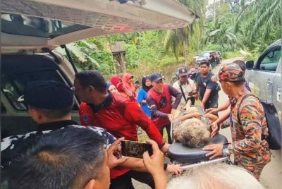 Mangsa ditemui dalam keadaan lemah dibawa ke Hospital Lipis untuk mendapatkan rawatan lanjut. Foto Facebook JBPM Raub