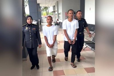 Sein Kyi Moe (kanan, tinggi) dan Tun Tun Kyaing dipenjara enam bulan atas pertuduhan menyimpan LPG tanpa lesen.