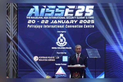Ahmad Zahid ketika berucap pada Majlis Peluncuran Sidang Kemuncak dan Ekspo Keselamatan Antarabangsa Asia 2025 di Pusat Konvensyen Antarabangsa Putrajaya (PICC) pada Isnin. Foto Bernama