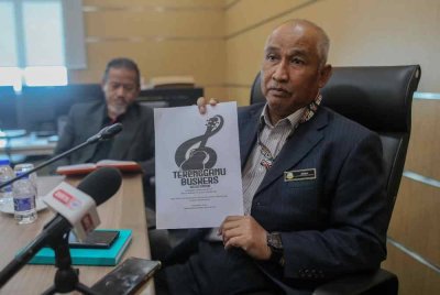 Rosli menunjukkan kertas cadangan diserahkan oleh Persatuan Buskers Terengganu ketika pertemuan di Menara MBKT di Kuala Terengganu pada petang Ahad.