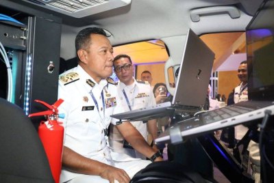 Mohd Rosli melihat teknologi yang dipamerkan di AISSE’25 di PICC, di sini, pada Isnin.