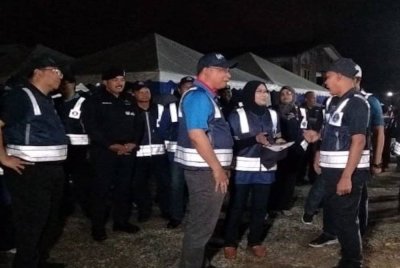 Che Roslan (tengah) melakukan pemantauan rondaan selepas merasmikan Program Jom Ronda Bersepadu SRS Dan Kempen 1 Rumah 1 Anggota SRS pada Ahad.