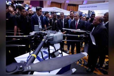 Timbalan Perdana Menteri, Datuk Seri Dr Ahmad Zahid Hamidi (dua dari kanan) melawat ruang pameran selepas Majlis Peluncuran Sidang Kemuncak dan Ekspo Keselamatan Antarabangsa Asia 2025 di Pusat Konvensyen Antarabangsa Putrajaya (PICC) pada Isnin. Foto Bernama