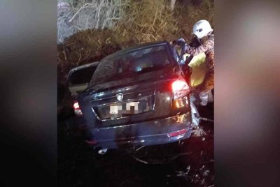 Anggota bomba cuba mengeluarkan mangsa yang tersepit. Foto BBP Ayer Hitam