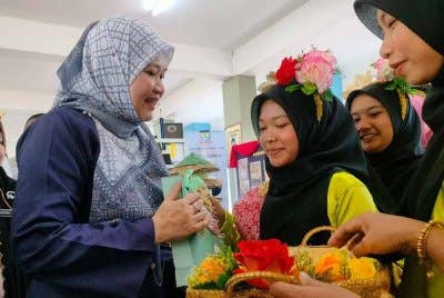 Fadhlina beramah mesra ketika melakukan lawatan kerja rasmi ke Sekolah Kebangsaan Danglau Sik Kedah pada Isnin.