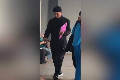 Salah seorang daripada pembantu pengajar yang berdepan pertuduhan melakukan amang seksual terhadap kanak-kanak di sebuah madrasah di Kuala Pilah pada 2022 hingga 2023.