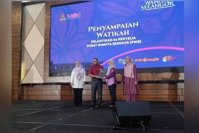 Amirudin (dua dari kanan) dan Anfaal Saari (kanan) ketika Majlis Himpunan Wanita Selangor di IDCC pada Isnin.