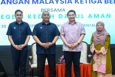 Rafizi (dua, kanan) dan Muhammad Sanusi (dua, kiri) selepas selesai mengadakan sesi libat urus RMK13 pada Isnin.