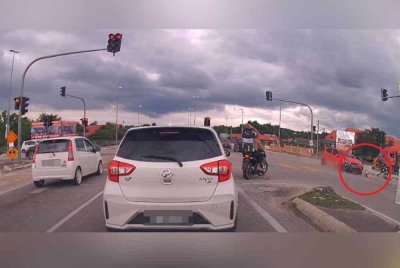 Tangkap layar video tular menyaksikan penunggang motosikal memandu secara melulu dan melanggar lampu merah menyebabkannya bertembung dengan sebuah kereta di simpang empat Jalan Meru Tambahan, Klang, Selangor pada Ahad.