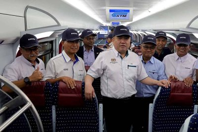 Anthony melihat ruangan dalaman Tren ETS Class 93 ketika Majlis Penyerahan bagi Projek 'Maintenance, Repair & Overhaul' kepada Kementerian Pengangkutan di Depoh EMU KTMB Seremban pada Isnin. Foto Bernama