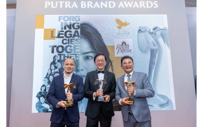 Dari kiri, Mohd Khairul Mat Hassan, Ketua Pegawai Kewangan Kumpulan, Loi Tuan Ee, Pengarah Urusan Kumpulan dan Ketua Pegawai Eksekutif Kumpulan, serta Azmi Zainal, Ketua Pegawai Operasi Kumpulan Farm Fresh Berhad bersama tiga kemenangan mereka di Putra Brand Awards 2024.