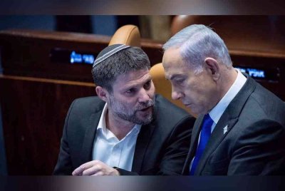 Smotrich (kiri) tidak berpuas hati dengan Netanyahu kerana akur dengan perjanjian gencatan senjata Gaza.