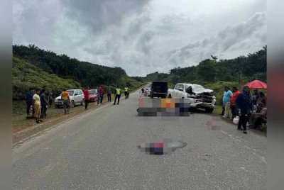 Seorang pekerja ladang maut selepas motosikal yang ditunggangnya dipercayai dirempuh trak pikap jenis Toyota Hilux ketika mengelak lubang dan jalan mendap di Jalan Felda Aring 5, Sungai Relai, Gua Musang pada Isnin. Foto PDRM