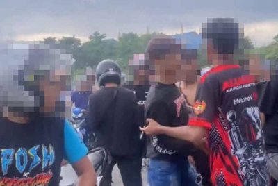 Video tular memaparkan sekumpulan penunggang motosikal sedang bertengkar.