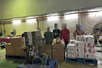 Sebahagian barangan seludup dirampas dan beberapa PATI ditahan.