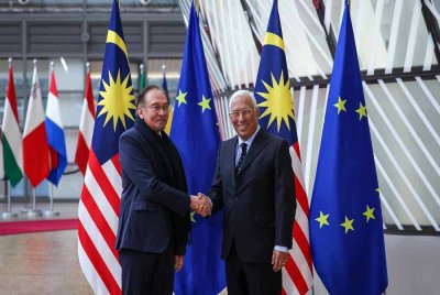 Anwar bersalaman dengan Antonio Costa dalam pertemuan sempena lawatan kerja beliau ke Belgium di sini hari ini. Foto Bernama