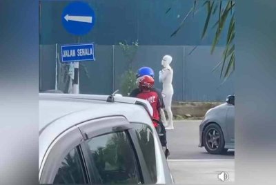 Tangkap layar video lelaki mumia itu yang berjalan kaki di Jalan Panchang Bedena ke pekan Sungai Besar di sini pada Isnin.