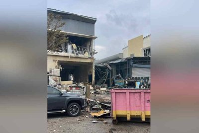 Keadaan kerosakan akibat letupan di sebuah kilang kimia di kawasan perindustrian Sungai Kapar Indah pada Isnin.