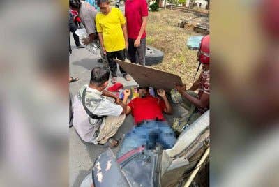Mangsa cedera di kaki dan paha selepas terkena tayar lori yang tercabut dalam kejadian di Simpang Kuala Sungai Daun pada Isnin.