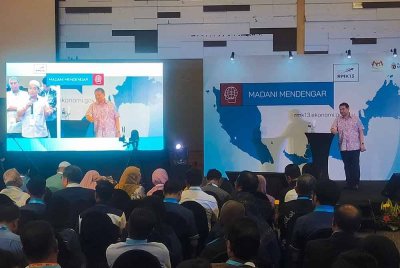 Rafizi pada sesi dialog bersama wakil pemain industri, GLC, badan berkanun, IPT, NGO dan pelajar di sebuah hotel pada Isnin.