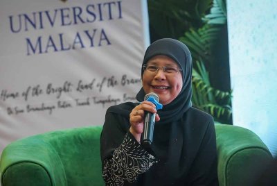 Tengku Maimun menyampaikan ucaptama pada forum bertajuk 'Hidup Untuk Memimpin: Perjalanan Ketua Hakim' di Universiti Malaya pada Isnin. Foto Bernama