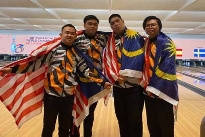 Dari kiri, Muhd ​​Zul Adly, Abang Yahya, Mohd Hazim, Mahamad Rizuan dibarakan pengendali Myron Khoo dan Jerusha Chan. Foto: MTBC
