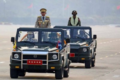 Ketua junta Myanmar, Jeneral Min Aung Hlaing yang menggulingkan kerajaan yang dipilih melalui rampasan kuasa pada 1 Februari, mengetuai perarakan tentera sempena Hari Angkatan Tentera di Naypyitaw, Myanmar pada 27 Mac 2021. Foto Reuters