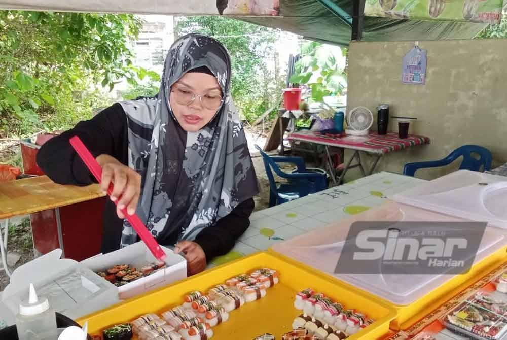 Noor Mazlin menjual sushi RM1 pernah tular dan kini masih menjadi pilihan masyarakat setempat.