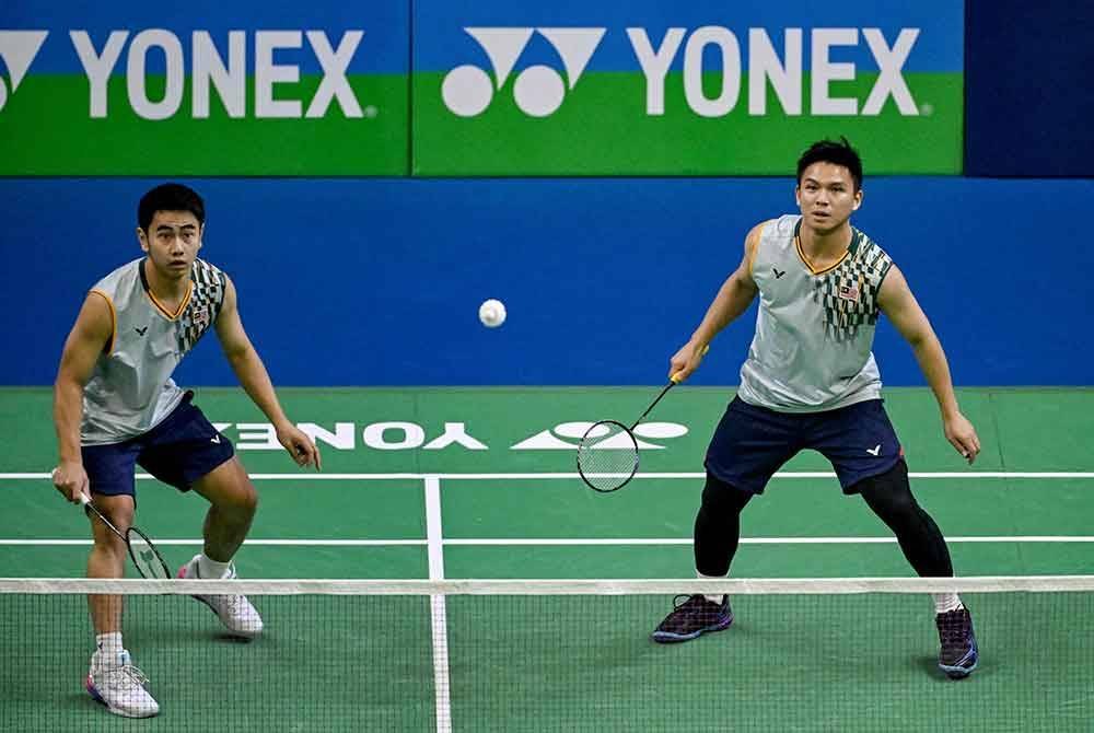 Sze Fei (kiri) dan Nur Izzuddin mahu terus meningkatkan lagi prestasi permainan. - Foto AFP.