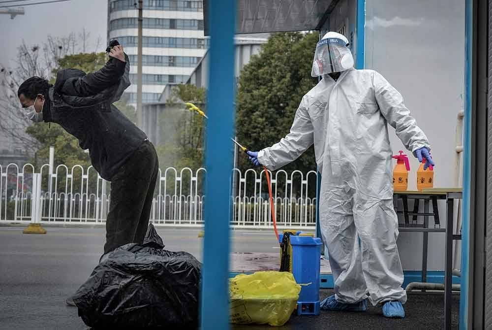 Gambar fail pada Februari 2020 menunjukkan semburan nyahjangkit dilakukan ke atas individu yang pulih daripada Covid-19.