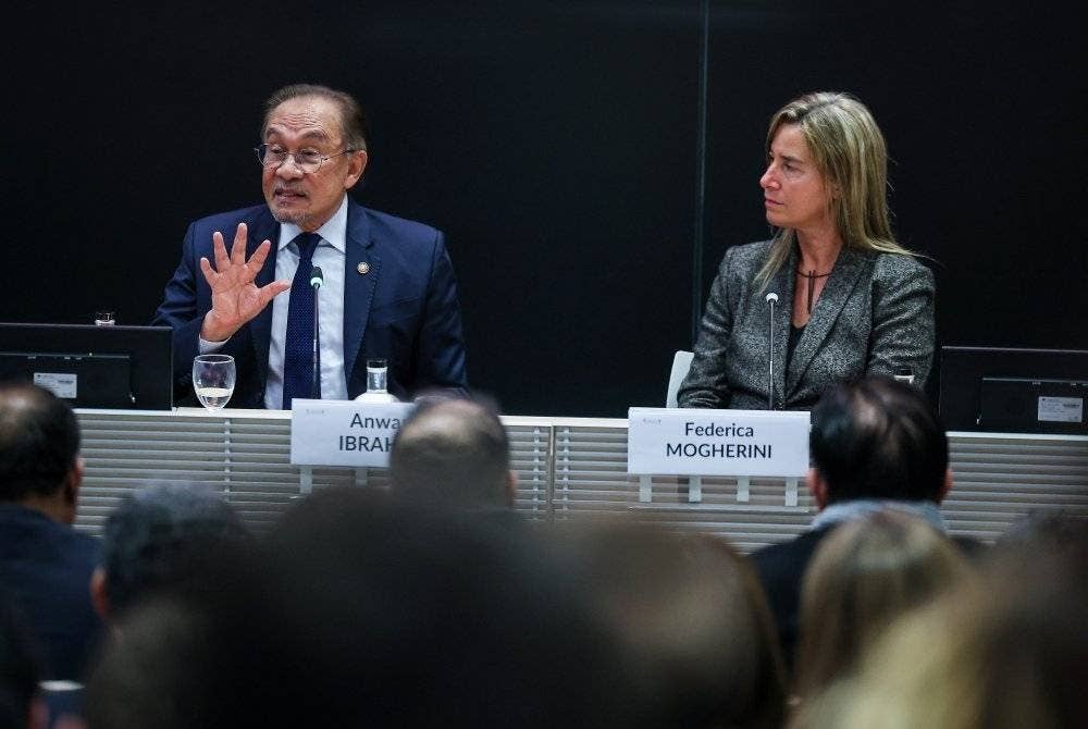 Anwar bercakap pada sesi dialog selepas menyampaikan ucaptama bertajuk 'Bridging Regions: Strengthening Southeast Asia-European Resilience' di College of Europe di Bruges pada Isnin. Foto Bernama