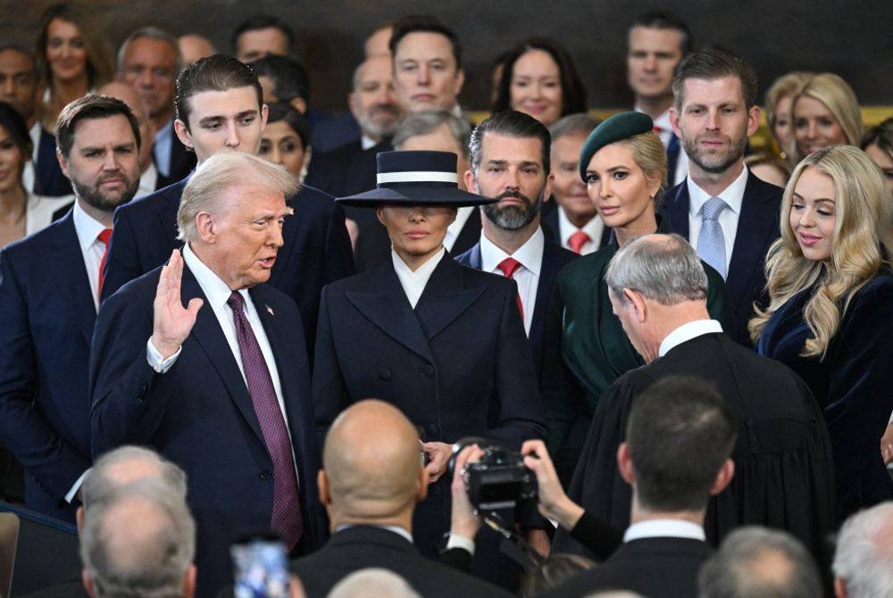 Trump turut diiringi Wanita Pertama, Melania dan ahli keluarganya ketika upacara mengangkat sumpah jawatan itu. Foto AFP