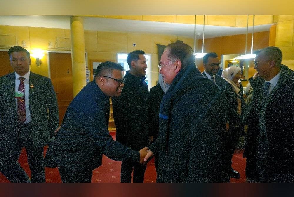 Anwar tiba di Turmhotel Victoria, Davos, untuk lawatan kerja selama tiga hari sempena menghadiri Sidang Kemuncak Tahunan Forum Ekonomi Dunia (WEF) 2025. Foto Bernama