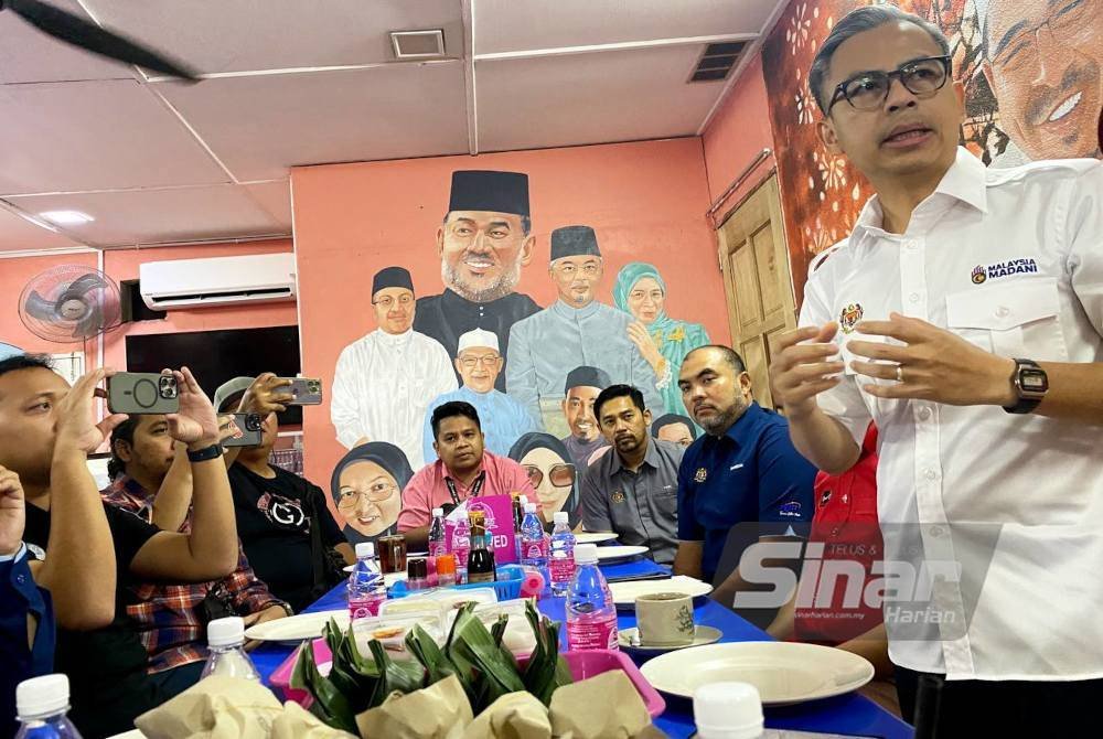 Fahmi (berdiri) menyampaikan ucapan semasa Majlis Makan Pagi Bersama Kelab Media Kelantan Darul Naim (Kemudi) dan Ketua-ketua Biro Media Kelantan pada Selasa.