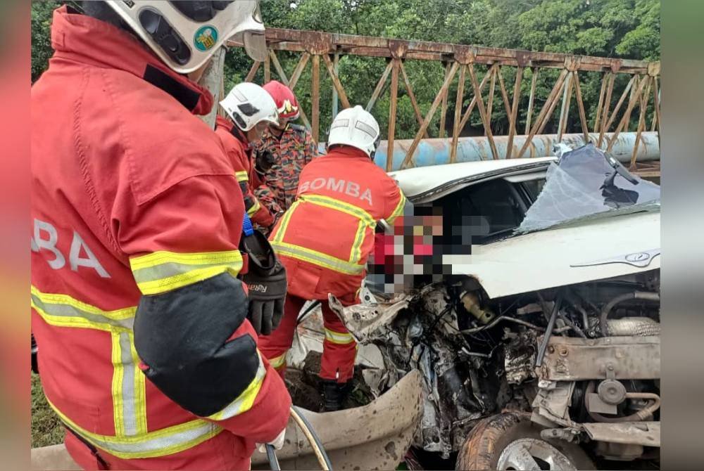 Anggota bomba membantu mengeluarkan seorang lelaki yang tersepit dalam kereta dinaiki selepas terlibat dalam nahas tujuh kenderaan di Jalan Kuantan-Kemaman pada Selasa.